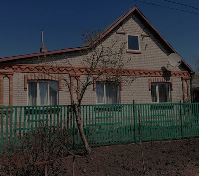 Ольга привезла майбутнього чоловіка Володимира до батьків. Познайомити. Тато з мамою відразу все зрозуміли, як побачили хлопця. Батьки дуже уважно придивлялися до молодого чоловіка, який, помітно нервуючи, сидів у них за столом. Ольга навіщось вийшла з-за столу, батько за нею. – Ти робиш помилку. Не можна тобі за нього виходити заміж, – неочікувано сказав батько