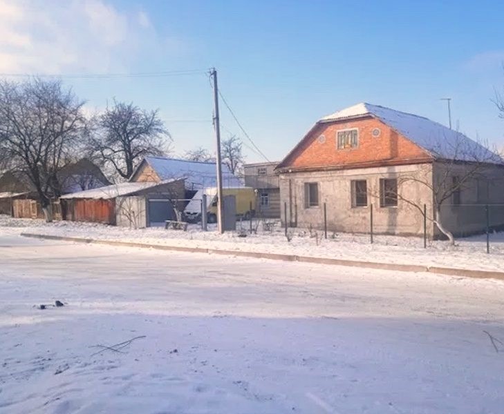 – Відчепися від мене! Я одружуватися з тобою не обіцяв! А може і не моя це дитина? – говорив Віктор Валентині, збираючи речі. А коли Машеньці було сім років трапилося небачене – Валя познайомилася з чоловіком. Мало того, додому його привела! Все село гомоніло, яка Валька легковажна. – Про доньку б подумала, – балакали сусіди. Але раптово їхня думка змінилася.