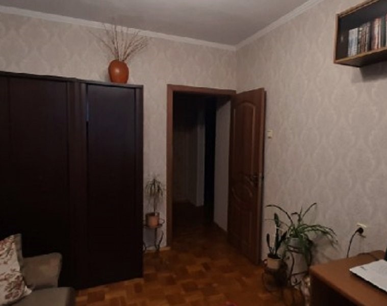 Наталя з подругами сиділи в кафе. – Дівчата, а ви перевіряли своїх чоловіків на вірність? – запитала Жанна. Наталя розсміялася: – Я – ні. Та й навіщо це робити? – І я теж – ні, – сказала Таня. Жанна переможно оглянула подруг і сказала: – А я вирішила перевірити свого чоловіка. І я знаю як це зробити.