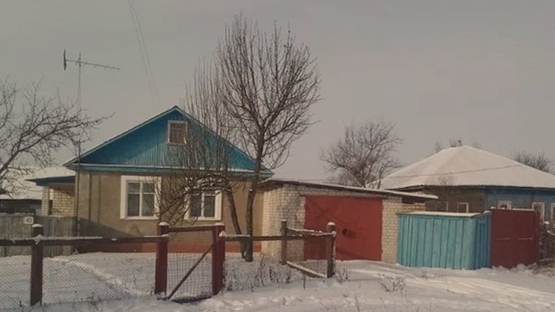 Скоро свята, а Марії Василівні було дуже сумно. Дочка з сім’єю давно живе в Італії. Приїде влітку на тиждень, а потім в них своє життя цілий рік… Марія знову подзвонила доньці і остаточно зрозуміла – на свята вона буде одна. Вона прибрала в будинку, прикрасила ялинку. Купила дочці, зятеві і внукам подарунки. – Нічого, – сумно думала вона. – Літом заберуть… А ввечері у двері раптом подзвонили