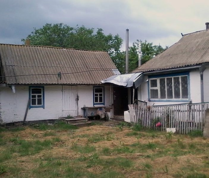 Антоніна попросила старшу дочку з’їздити на дачу. Вона ще не встигла приготувати обід, як дочка повернулася. – Що трапилося? – Антоніна дивилася на розгублену дочку. – Та що трапилося? Не мовчи. – Мамо, там на дачі таке…, – дочка заплакала. Антоніна обійняла дочку та відвела на кухню. – Та що там таке? – Там тато з якоюсь тіткою