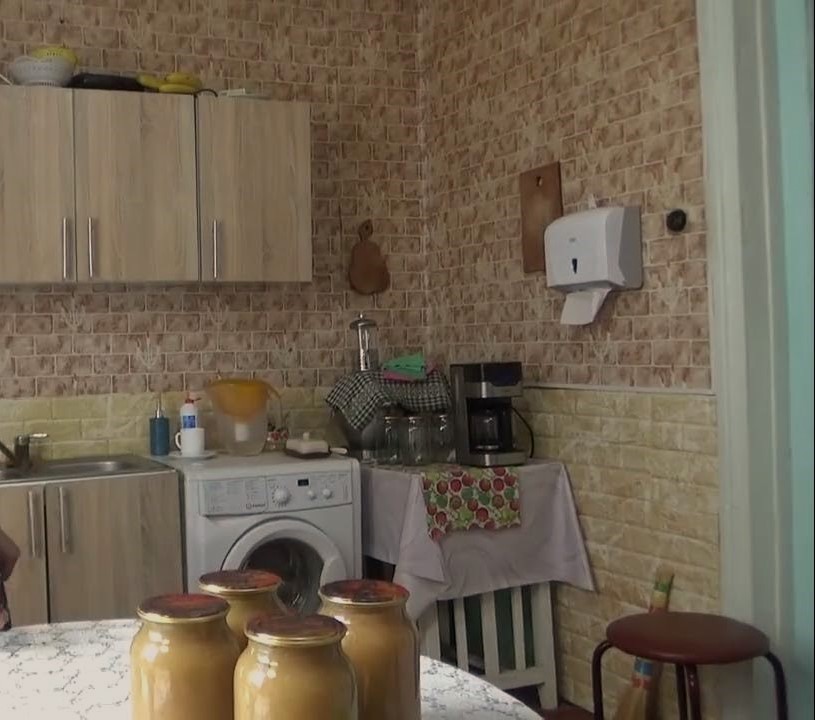 Сергій приїхав з роботи, пізно. Оксана, вже приготувала вечерю, і мила посуд. Сергій зайшов на кухню, Оксана посміхнулася: – Привіт, ти знову пізно, сідай вечеряти, твоя улюблена тушкована картопля. Сергій глянув на дружину недобрим поглядом і сказав: – У мене до тебе серйозна розмова, вечеряти не хочу, вже поїв.