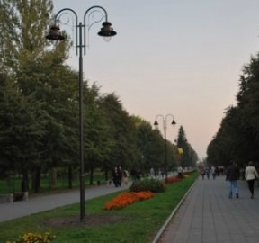 – Алло. Це Ганна? – Так, я вас слухаю. – З вами говорить Юрій. Я – чоловік коханки вашого чоловіка. Аня сперлася на візок з продуктами і намагалася зрозуміти, що відбувається. – Так, я вас слухаю, – повторила машинально Ганна. – Я пропоную вам зустрітися і поговорити про все