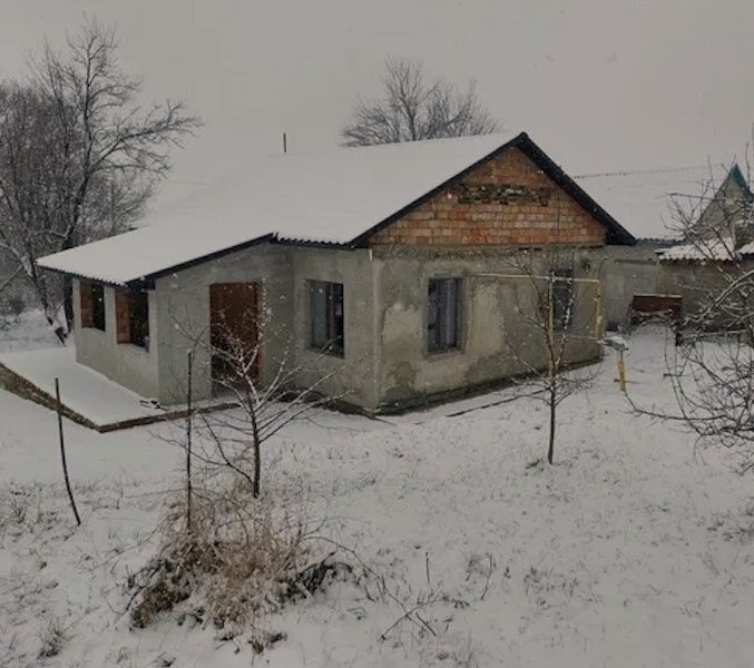 Марія все життя прожила у селі і от на старості змушена була жити в квартирі сина й невістки. Вона переживала, думала, що всім заважає. Якось вона попросила сина відвезти її в село до сусідки Ганни. – Синку, ми будемо удвох з нею жити, ми подруги. – Мамо, бабусі Ганни не стало… Вже два місяці як. Марія заплакала. А згодом вона помітила, що син з невісткою щовечора шепочуться на кухні.