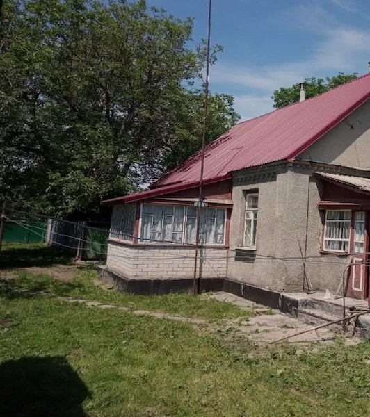 Віктор повернувся у рідне село. Підійшов до старого будинку в якому раніше жив. Раптом побачив – літня жінка на лавці сидить. – Треба спитати, хто тут зараз живе, – подумав Віктор. – Доброго дня! – привітався він. – Доброго дня! –  відповіла жінка, а сама дивиться з цікавістю. – Я раніше, у цьому будинку жив. Не знаєте хто живе тут зараз? – запитав Віктор. Жінка раптом якось дивно заморгала очима. – Вітя, це ти? – здивувалася вона