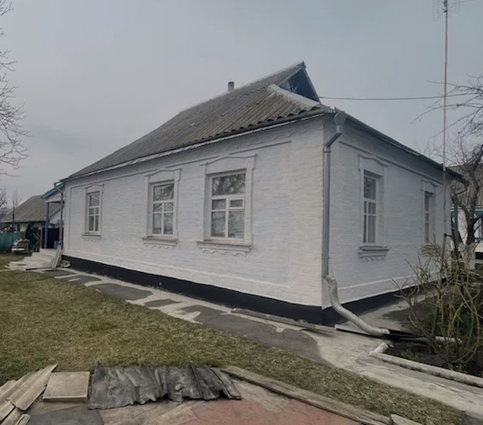 Ліда пішла у гості, до своєї куми, Каті. Жінка вже збиралася додому, коли іменинниці зателефонували. Зирнувши на Ліду, Катя вийшла, щоб поговорити. Коли вона повернулася то сказала Ліді, що дзвонила її дочка, Настя. – Настя? Що сталося? – Ліда вже хотіла дзвонити доньці. – Не дзвони, кума. Вона просила, щоб ти додому не поверталася, – раптом сказала Катя. – Не поверталася? І чому це? – здивувалася Ліда