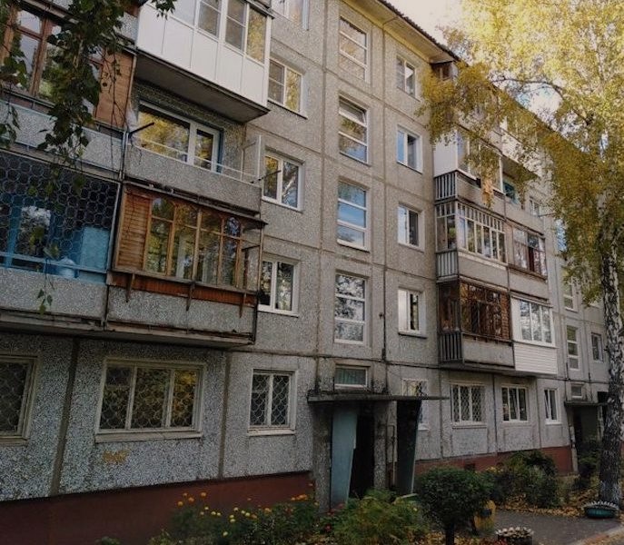 Інна якраз поверталася з відрядження і зустріла біля під’їзду сусідку. – О, Інна! Повернулася? – Анжела глянула на валізу, яку Інна поставила на землю. – Новини знаєш? – Які? – Інна підняла голову. – До Ольги дружина Сергійка приїхала і онука привезла. Ключі випали з рук Інни, а вона так і застигла, дивлячись на Анжелу.