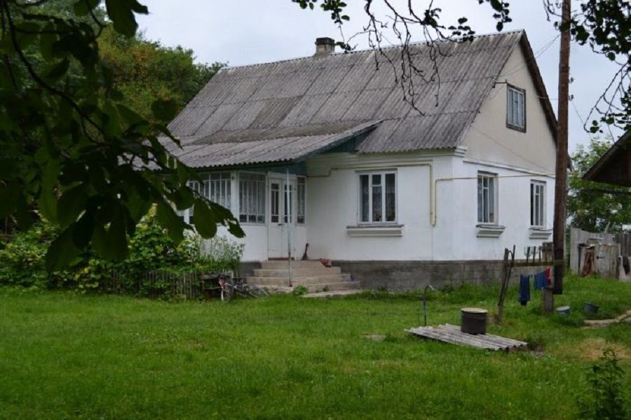 Сергій ішов по селу і не розумів, що відбувається. Односельці якось дивно на нього дивилися. Назустріч ішла сусідка, тітка Наталя. Вона похитала головою і сказала: – Ой, Сергійку, тут такі справи. Ти от поїхав, а Катька твоя іншого мужика привела. Додому Сергій майже біг­.