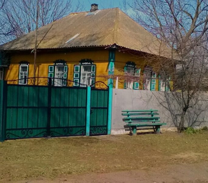 Роман їхав у гості до мами Галини в село. Задзвонив телефон. – Алло, Рома, купи хліба, бо я не встигла спекти, – почув він голос мами. – Добре, мамо. А магазин в селі до котрої відчинений?! – Та встигнеш ще, синку. Швиденько зайшовши до магазину, Роман був другим в черзі до каси. Як раптом зрозумів, що молода дівчина, яка стояла перед ним свариться з касиром.
