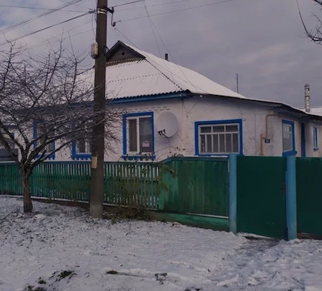 Марина приїхала до сестри в гості. Надя казала, що має престижну роботу і багатого хлопця. Але жити довелося в готелі. – Чого ж це вона до себе не кличе? – подумала Марина і вирішила піти до її будинку. Надя вийшла з підʼїзду і зайшла в супермаркет. Йшов час, а сестра не виходила. Марина зайшла всередину і застигла від здивування.