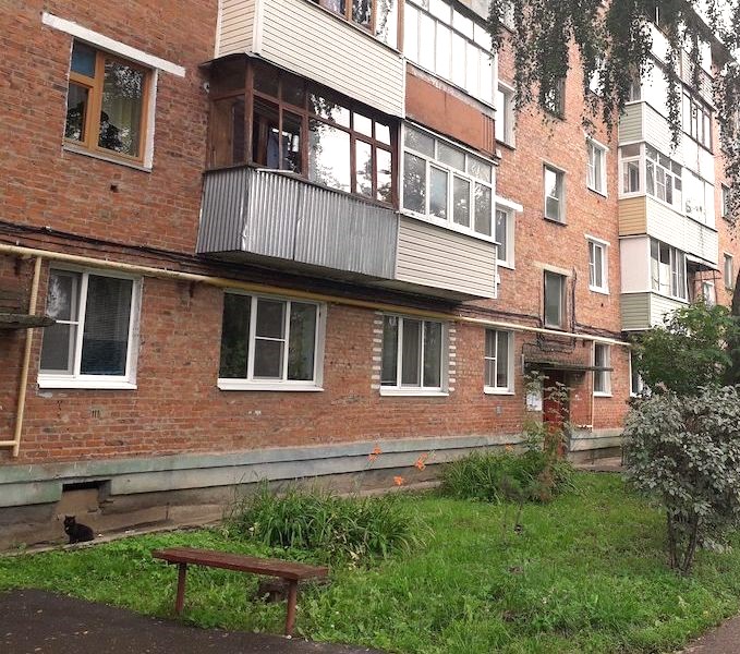 Іра стояла на вулиці біля свого підʼїзду. Невдовзі підʼїхав Сашко. – Що ти хотів? – запитала Ірина. – Я виходжу заміж. Не приходь до мене більше. – Іро, це що, жарт? Ха-ха-ха! Перше квітня, ніби ж було вже. Сідай в машину. Я сьогодні вільний! – Ні, я не жартую. Навіщо ти приїхав? Сашко не розумів, що відбувається