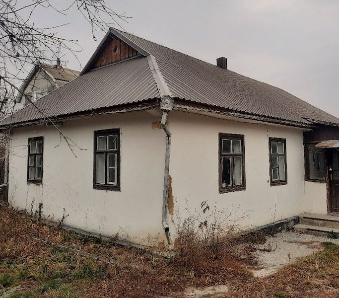 Катя чекала машину, поглядаючи у вікно. Її мами недавно не стало і сестра мала привезти її речі. – Ти, Лідо, що хочеш, то бери, а решту я в себе залишу, – сказала вона сестрі. Катя розклала речі і приміряла мамин халат. Вона засунула руку в кишеню, аж раптом щось там намацала. То був конверт. Розкривши його, жінка ахнула.
