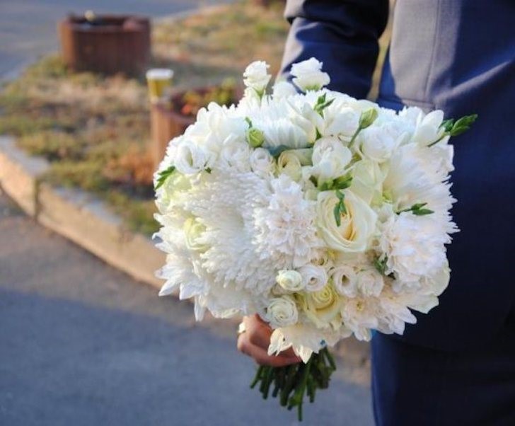 Василя розбудило яскраве сонце, що світило за вікном. Він посміхнувся. – Оце так, навіть сонце знає, що у мене сьогодні особливий день. – подумав Василь. Цієї ночі він довго не міг заснути, радість та хвилювання переповнювали його душу – він одружується.