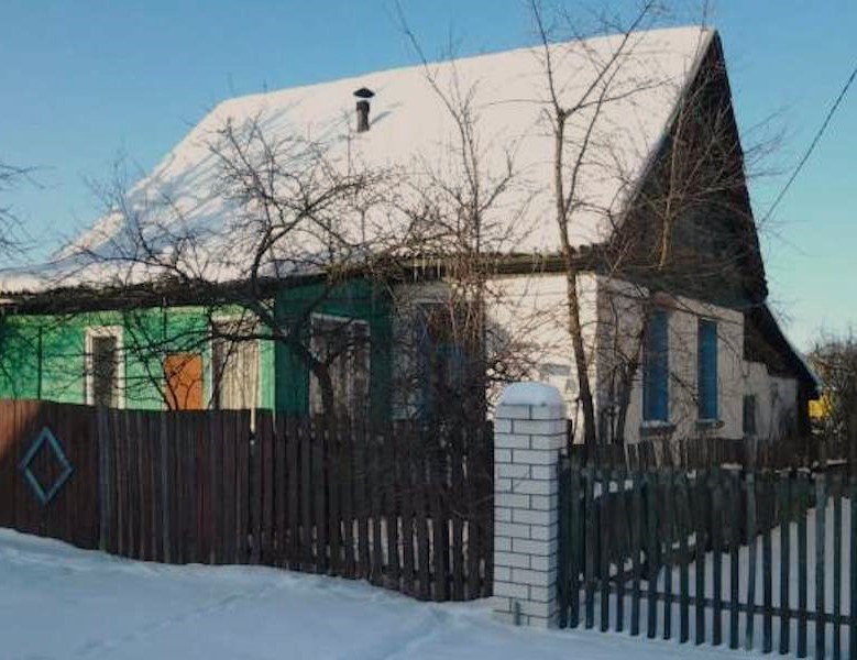 Ніна їхала автобусом до мами в село. Величезна сумка з гостинцями стояла біля її ніг. Вдома у мами Ніну чекав теплий прийом. – Знаєш, мамо, а в мене новина є! Я купую квартиру! Тому починай збирати речі, я заберу тебе до себе, – раптом заявила Ніна. – Ти про що це, дочко? Я нікуди не поїду. Тут мій дім! – відповіла Тамара Іванівна. – До того ж, навіть не знаю, як тобі сказати…У мене дехто з‘явився.