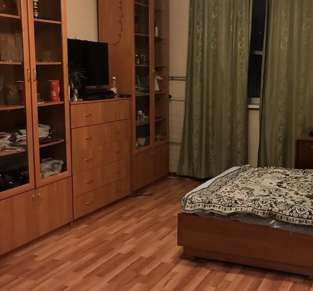 Олена йшла з пошти додому. Вона так чекала на сукню, яку замовила тиждень тому. На роботі їй давно вже подобався симпатичний хлопець Віталій. І вона вирішила діяти – запросити його на побачення. Прийшовши на роботу, дівчина не знайшла Віталія на звичному місці. – Мабуть, запізнюється, — подумала вона. Але Віталій так і не прийшов на роботу.