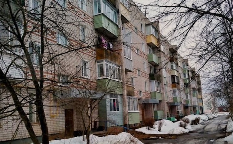 Наталя Петрівна зайшла додому. -О, мамо, привіт! – у коридор визирнула її дочка, Катя. – Вечеряти будеш? Я приготувала рагу. – Звичайно буду, – відповіла Наталя Петрівна. Вона зайшла на кухню та здивувалася. У центрі столу стояв букет квітів. -Хм … Квіти…У тебе з’явився шанувальник? – Запитала Наталя у дочки. – У мене?! Взагалі це в тебе з’явився шанувальник.
