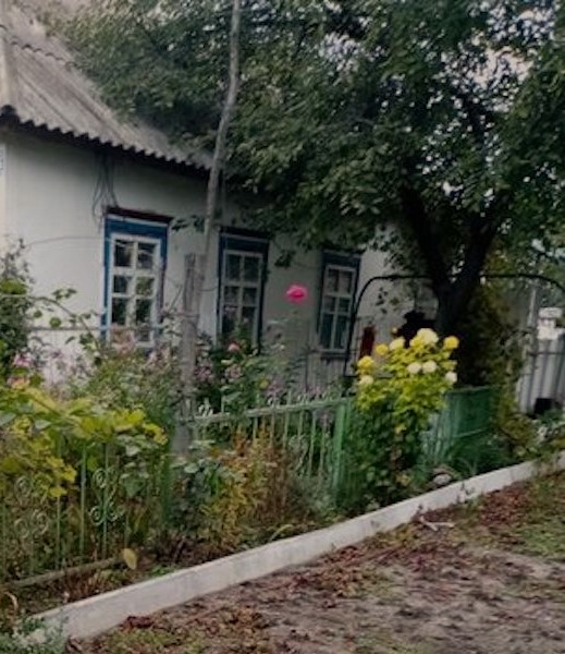 –Слухай, а ти ж вчора з Олексієм була. І як у вас? – запитала Олена. Таня почервоніла. – Ще не знаю поки. Казав, що подзвонить. – Глянь. А це не його машина стоїть? – Олена взяла Таню за руку. З машини і справді вийшов Олексій відкрив дверцята, а звідки важко виповзла огрядна жінка: – Ну допоможи. Став стовпом, дружині руку подати лінь.