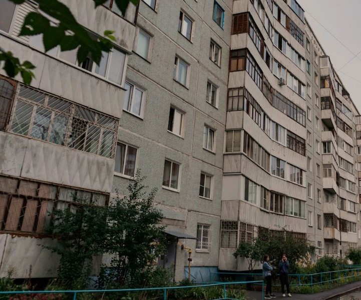 Олеся щось варила на кухні, одночасно прасувала білизну і періодично перевіряла, як там Настя зі своїми ляльками, коли в двері подзвонили. – Ви не думайте, що мене до вас підіслав Ігор. Він нічого не знає, – почала з порога красива і доглянута дівчина. – Я прийшла сама, тому що не можу так більше. Олеся ошелешено мовчала.