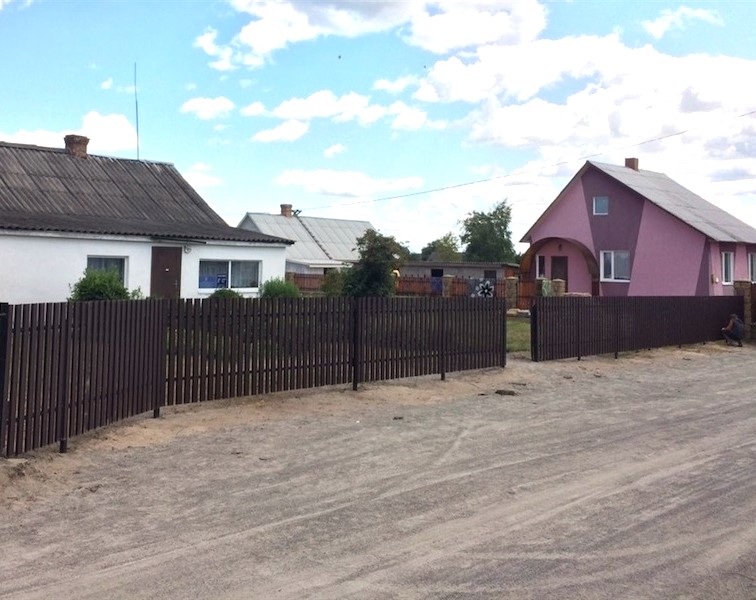Вадим повернувся з роботи. Юля, налила йому борщ і сіла поряд: – Нас у гості запросили, – почала Юля. – Моя подруга Ганна. Вадим підняв голову: – Хотів завтра відпочити. – Та там і відпочинеш. До села недалеко. – Добре, поїдемо! – махнув рукою Вадим. – Тільки треба купити все, бо живе Ганна небагато, – сумно сказала Юля. У суботу вранці виїхали. Ось і рідне село Юлі. Під’їхали до будинку Ганни і застигли. – Це що будинок твоєї подруги? – здивовано спитав Вадим у дружини