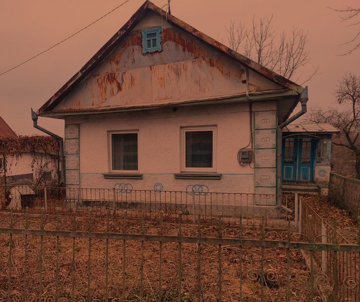 Світлана лагала спати, як раптом пролунав дзвінок телефону. Жінка взяла слухавку і чоловік побачив, як вона змінилася на обличчі. Вона недовго поговорила і повернулася до чоловіка. – Андрію, завтра приїжджає твоя бабуся! – раптом сказалв дружина. – Світлано, тільки не це! Що нам робити? – засмутився чоловік