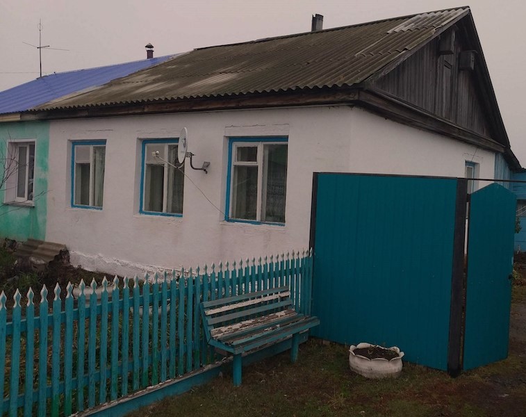 Зіна сьогодні встала рано, напекла пирогів, зварила компот. Жінка накрила на стіл і вийшла на вулицю чекати гостей. Ось і приїхали всі. Зіна запросила за стіл, як раптом до будинку під’їхала машина. З машини з букетом червоних троянд вийшов високий молодий чоловік, подав руку немолодій жінці та немолодому чоловікові. Зіна застигла від несподіванки.