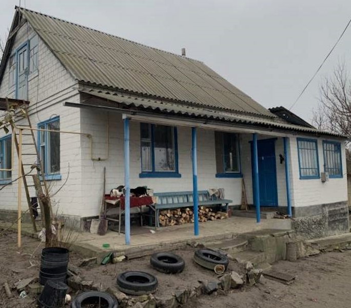 Оксана поралася на городі, коли почула, що у двір хтось зайшов. Жінка аж присіла, ось він, синочок її, повернувся таки, нарешті. – Дмитрик! Синочку! – вигукнула Оксана, вибігши на ганок, що навіть кури розбіглися вбік. – Оксано Іванівно, я не Дмитро. Я Віктор. Мені потрібно з вами поговорити, – раптом сказав чоловік.
