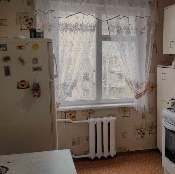 Тетяна Сергіївна посмажила макарони на вечерю, увімкнула телевізор і сіла їсти. Раптом пролунав дзвінок у двері. Тетяна здивувалася: – Хто ж це прийшов так пізно? Вона відчинила двері. На порозі стояли її дочка з онукою. – Щось трапилося? – здивовано запитала вона. Дочка мовчки пройшла на кухню. Тетяна не розуміла, що відбувається.