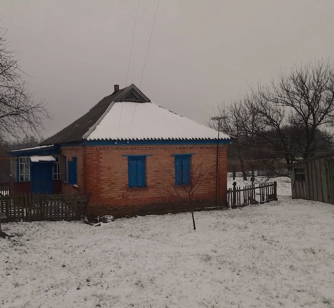 Степан поки Іванка була на роботі, поремонтував їй паркан, двері в сарай, поприбирав сніг у дворі. Іванка тільки руками сплеснула коли побачила все це. Вона приготувала Степанові на вечерю смачні пиріжки, відварену картоплю і домашнє сало. – Завтра вранці вже буду їхати додому, – раптом сказав він. Іванка якось одразу напружилася.