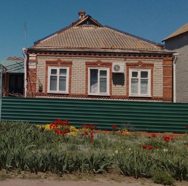 – Мамо, Віктор мене заміж покликав, – радісно вигукнула донька. Але в мене до вас прохання – не приїжджайте на весілля. Ви з села, а Віктор з багатої сімї. – Добре, дочко, ти нас не побачиш, – сумно сказала Валя. Жінка не знала, як сказати про це чоловіку. – Михайле, Оксана попросила не приїжджати на весілля… Каже, соромно за сільських-батьків. Михайло аж присів від почутого.