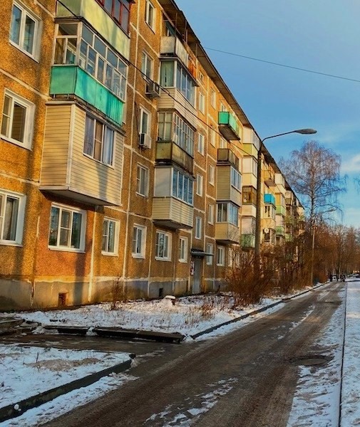 Оксана поверталася додому, біля будинку вона побачила свою сусідку. Старенька сиділа на лавці. – Баба Оля, ходімо! Холодно, — Оксана взяла її за руку. Рука була холодна. Жінка посадила бабусю на кухні, налила чай. – Ви тут посидіть, зігрійтеся. Я побігла, скоро повернуся, – промовила Оксана надягаючи куртку. А коли жінка повернулася, застала картину, яка розчулила її до глибини душі.