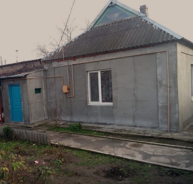 Василь сидів на кухні, і думав як далі сім’ю утримувати. – Валя, може я на заробітки поїду? – раптом сказав Василь. – Як же я тут одна з городами та хазяйством, Василю? – кинулася в плач Валентина. Але заспокоївшись, дала згоду чоловіку. І поїхав Василь на два місяці. Повернувся радісний, дружину та дітей порадував, оягнув. На наступні декілька місяці вже спокійніший їхав, ось тільки сталася з ним одна історія
