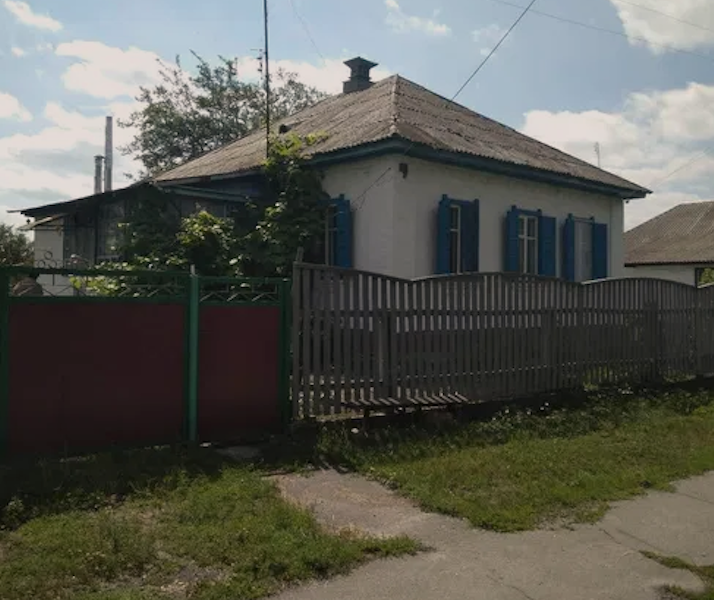 Людмила і незнайомий хлопець показалися у дворі. – Ідуть! – гукнула Наталка і підбігла до вікна. – Відійди від вікна, побачить ще, – гукнула мати. – Знайомтеся, це Сергійко, – Люда ніяково глянула на нареченого. – А це моя сестричка, Наталка, – сказала Люда. Сергій якось дивно глянув на дівчину.