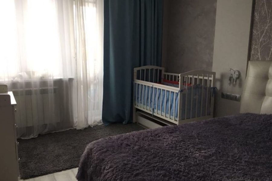 Іване, ну що ти так довго, автобус через годину, ще треба сумки донести, – квапила чоловіка баба Ніна. Нещодавно їх єдиний син Руслан став батьком. І вони зібралися в гості до сина, щоб вперше побачити внучку.