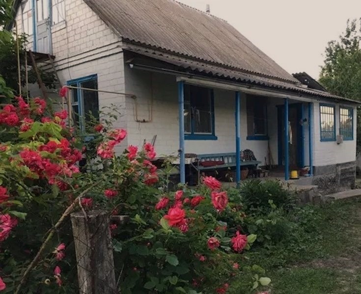 Петро встав дуже рано, пішов на кухню, а потім, як завжди, вирушив у свій гараж. Тамара зробила собі чаю, та так і пила його – не стала діставати, ні варення, ні мед. Петро, зайшов на кухню несподівано. Тамара аж стрепенулася. – Ти ось що, Тамаро, збирайся давай. І поїсти щось візьми, дорога не близька. – Ти куди це зібрався? – Тамара здивовано дивилася на чоловіка