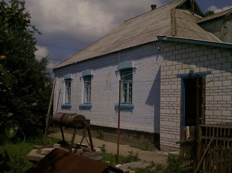 Олену запросили на весілля онука. У нареченої батьки жили за містом. Будинок добротний, великий. Молоді поки збиралися жити там. – Олено Петрівно, давайте я вам нашу кімнату покажу, – запросила її наречена. – Раніше тут жив мій дідусь. Шкода, що нема вже його. – А ось і його фото, – Христина підійшла до серванта. Олена глянула на фото і очам своїм не повірила. То був її Ігор