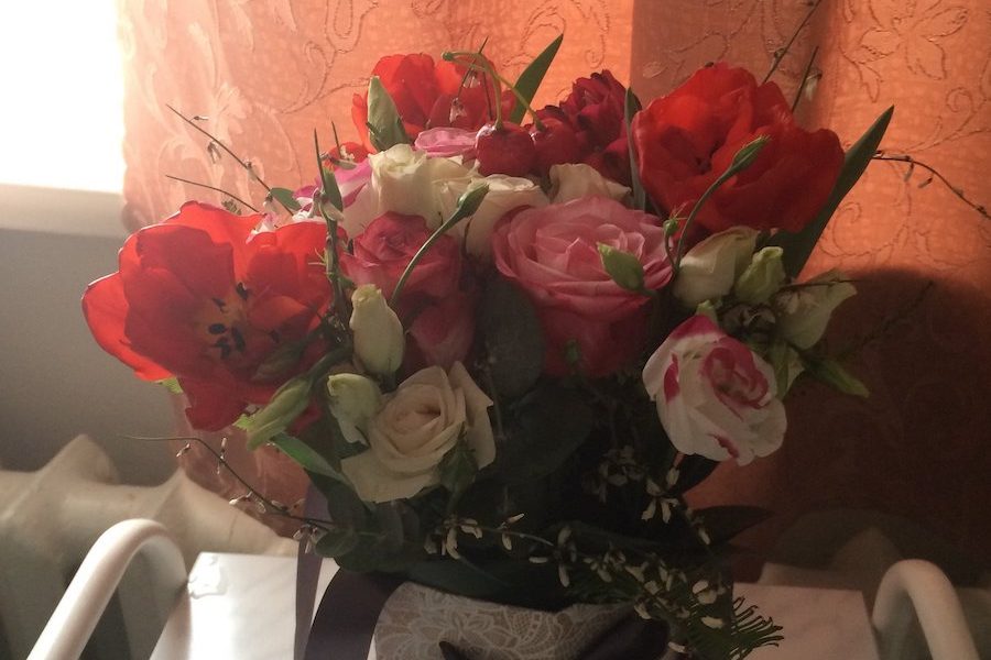 Мар’яна заходила в кафе, як раптом на вході зустрілася з незнайомим чоловіком. Вони глянули один одному в очі і вона, сама не розуміючи чому, почервоніла. – Вибачте, заради Бога, – сказав він. – Нічого, це я винна, – сказала Марʼяна і пішла на своє місце. Через пару хвилин жінка раптом побачила, що той самий чоловік іде з букетом троянд прямо до її столика! Такого вона не очікувала.