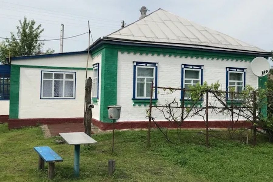 Григорій складав речі у валізу. Гроші, які його дружина збирала для сина, він теж забрав. – Взагалі, це я їх сам і заробив, – міркував Гриць. Він уже зібрав речі, як раптом в будинок зайшла дружина із сином. Рита глянула на валізу. – А що це ти? Зібрався кудись? – здивовано запитала вона. – Так, Рито, я йду! Не можу я так далі жити! Рита ахнула і сіла на крісло