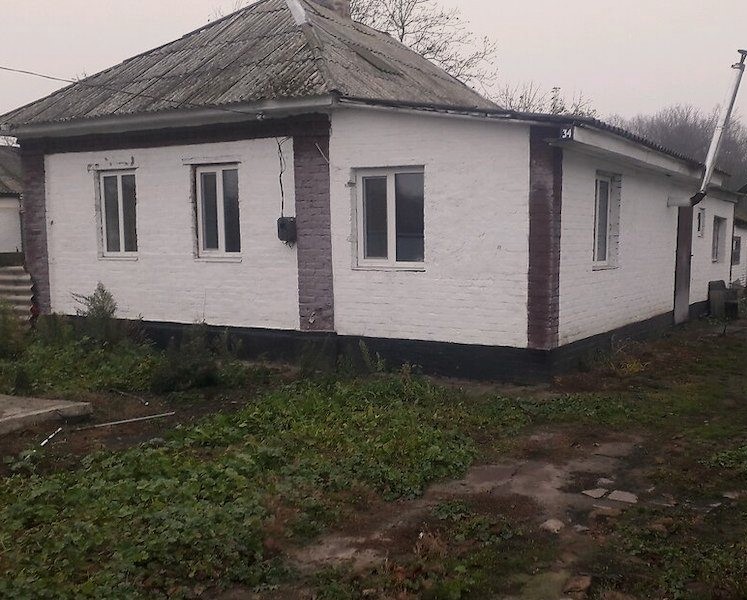 Борис діловито перераховував гроші, які лежали на столі. – Ти маєш годину, щоб зібрати свої речі, – раптом сказав він Тетяні. – На розлучення я подам сам! – Як я піду? А діти? – розгублено промовила дружина. – Сини залишаться зі мною. Це їх дім, а я їх батько. А ти повертайся туди, звідки я тебе взяв! Тетяна не вірила, що це відбувається насправді