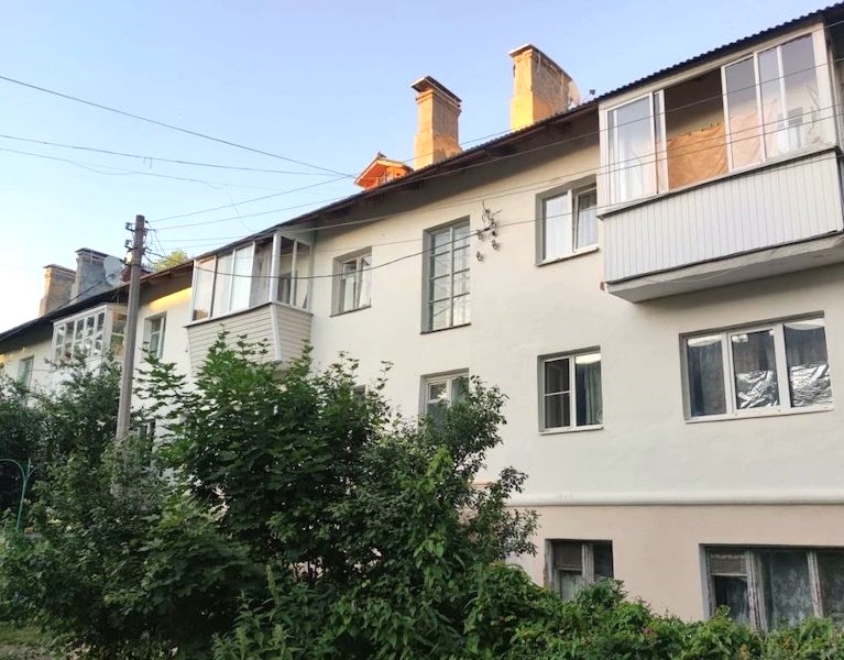 Вікторія крутилася перед дзеркалом. Сьогодні вона збиралася гуляти з подружками. Але так вона сказала чоловіку. Гуляти вона збиралася з одним мужчиною. Раптом задзвонив телефон. – Я слухаю, – сказала жінка. Слухавка щось бубоніла чоловічим голосом. – Та, йди ти… – Віка вимкнула телефон. – Що, не буде зустрічі із подругами? А ти до Ірини сходи, – раптом сказав чоловік. – До якої ще Ірини не зрозуміла Вікторія.