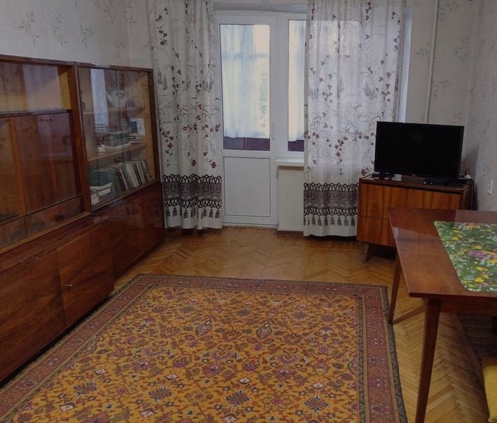 З Євгеном Олена познайомилася в їдальні. – Можна присісти? – запитала вона? – Звичайно, – погодився Євген. Олена усміхнулася: – Ще б ти відмовився! – подумала вона. Вона ж чекала на цю зустріч. Чекала шалено довго і готувалася. А коли Женя одружився на Ліді два роки тому – вона була просто найщасливіша в світі! Тепер її план має спрацювати.