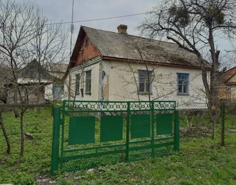 Сергій часто підвозив Марічку додому. Вона була перша красуня на селі і хлопець її дуже кохав. В один з таких разів все й трапилося – Сергія раптово не стало. І мати Сергія Марічку незлюбила. – Якби мій Сергійко не поїхав за нею у райцентр тоді, він був би зараз тут! Зі мною! – все казала вона. З того часу й почалися негаразди в Марії