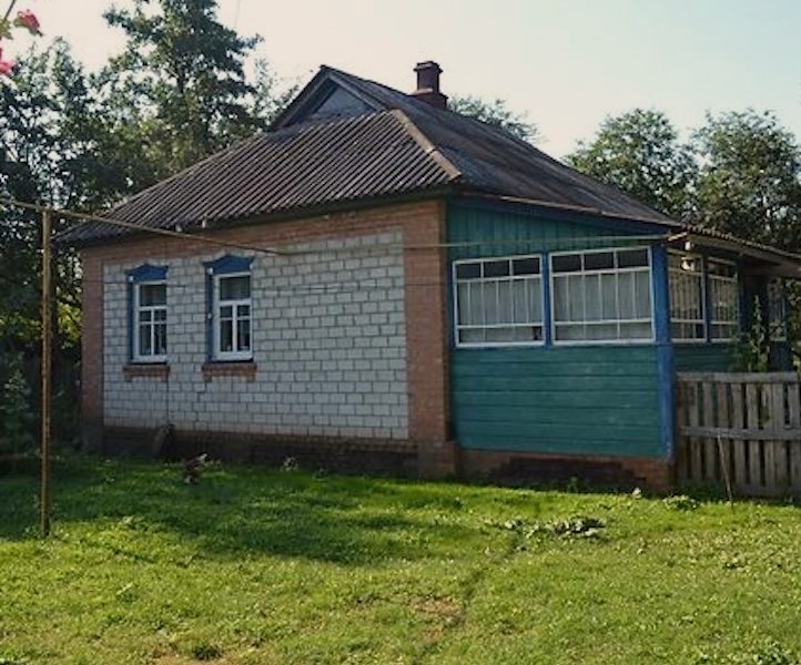 Алла приїхала з села ввечері. Степан привіз її своєю машиною. Він допоміг занести сумки з продуктами в квартиру. – Що це за дід? – запитала дочка Аллу. – А це мій знайомий, – відповіла жінка і почала розбирати сумки. А через два тижні Степан знову приїхав і почав виносити речі з квартири. Йому допомагала Алла. Дочка і зять не розуміли, що відбувається.