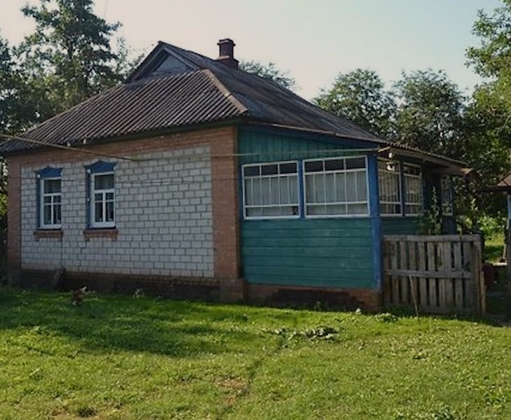 Алла приїхала з села ввечері. Степан привіз її своєю машиною. Він допоміг занести сумки з продуктами в квартиру. – Що це за дід? – запитала дочка Аллу. – А це мій знайомий, – відповіла жінка і почала розбирати сумки. А через два тижні Степан знову приїхав і почав виносити речі з квартири. Йому допомагала Алла. Дочка і зять не розуміли, що відбувається.