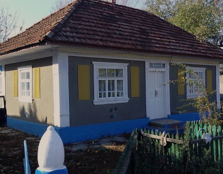 Про Івана на поминках говорили тільки хороше. Його дружина майже не плакала. А от її подруга Світлана чомусь плакала, чи не більше, ніж за своїм чоловіком. – Хороша ти жінка, Таня, – сказала Світлана. – Ти ж пробачила мене. – За що пробачила? – не зрозуміла Тетяна. Світлана раптом засміялася. – Ну, сама ж знаєш! За нас з Іваном. Тетяна здивовано дивилась на подругу