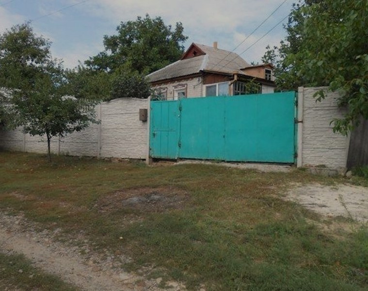 Все село гуділо, коли Сергій будинок збудував. А ще більше всі здивувалися, коли він на красуні Алінці одружився. Баба Олена засмутилася: – Це ж як так?! – обурювалась вона. – Моя Алінка, та за сільського хлопа заміж вийшла! Та дуже скоро її думка почала змінюватися