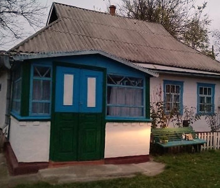 Олексій прокинувся зранку, залишив на тумбочці записку для сина і пішов на автобус. Через кілька хвилин він стояв біля своєї хати. Все було, як і раніше. Ніби й не їхав він нікуди! Олексій сів на лавку і погладив її долонею. Кожна тріщинка в дошці була йому знайома. Раптом на ґанок вийшла хазяйка і застигла від здивування. Вона придивилася до обличчя гостя і ахнула