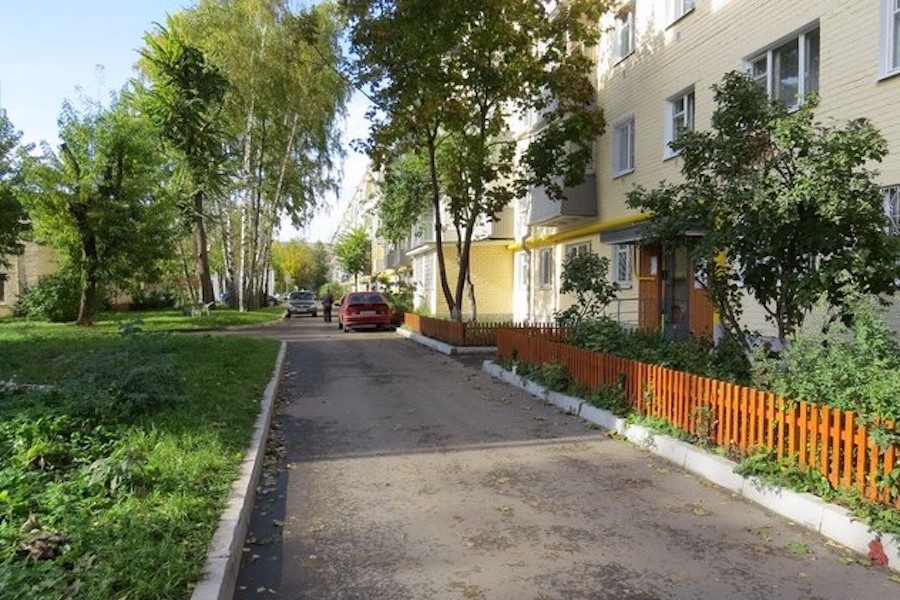 – Наталка! Я така за тебе рада! – говорила Світлана подрузі. – І я теж! – говорила Оля. – Яка чудова новина! Наталка щойно оголосила всім про своє весілля. – Дякую, дівчата! Запрошення принесу згодом, – радісно говорила наречена. Та жінки не помічали, що в кутку сидів чоловік і мовчав з того самого моменту, як Наталка сказала про весілля