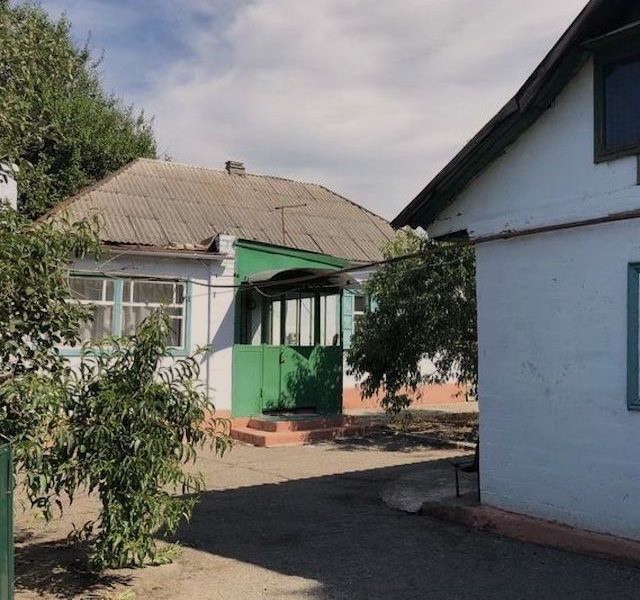 Ніна переїхала в село з міста. Вона посадила розсаду, прибирала в будинку. Її сусідом був дід Семен. Колись він мав родину, але діти роз’їхалися, а дружини не стало. – Доброго дня, Семен Миколайович. Мені б дах перекрити? Допоможете? – Ти що назавжди сюди? – не відповів на прохання Семен. – Думаю так… Семен кивнув і відвернувся до вікна. Ніна Петрівна не знала, що й думати.