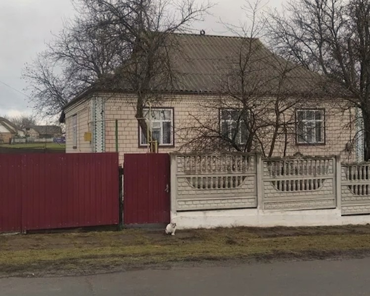 Марина поралася на кухні, коли в двері подзвонили. На порозі стояв брат чоловіка з своїм сином. – А ви чому тут? – здивувалася жінка, відчинивши двері. – Щось сталося? – Та все добре, – заспокоїв її Сергій. – У нас ось Андрій поступив. І Марина запропонувала їм пройти до кімнати. – Ви поки що сідайте, Віктор скоро має прийти, – прововила їх жінка і пішла на кухню. Сергій із сином присіли на край дивана, переглянулися між собою, і застигли від здивування