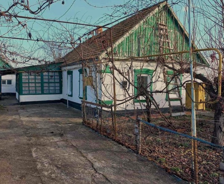 Поїхала Марія Іванівна до дочки у місто. Погостювати та допомогти з онукою. І от прийшов час повертатися в село. Дочка перед від’їздом Марії, накрила на стіл, і раптом сказала: -Ти не можеш поїхати додому, мамо. – Чому не можу? Можу. У гостях добре, а вдома краще. – Марія Іванівно, ваш будинок продано ще рік тому, – раптом заявив зять. Марія мовчки перевела на нього погляд, а Ольга закрила обличчя руками.